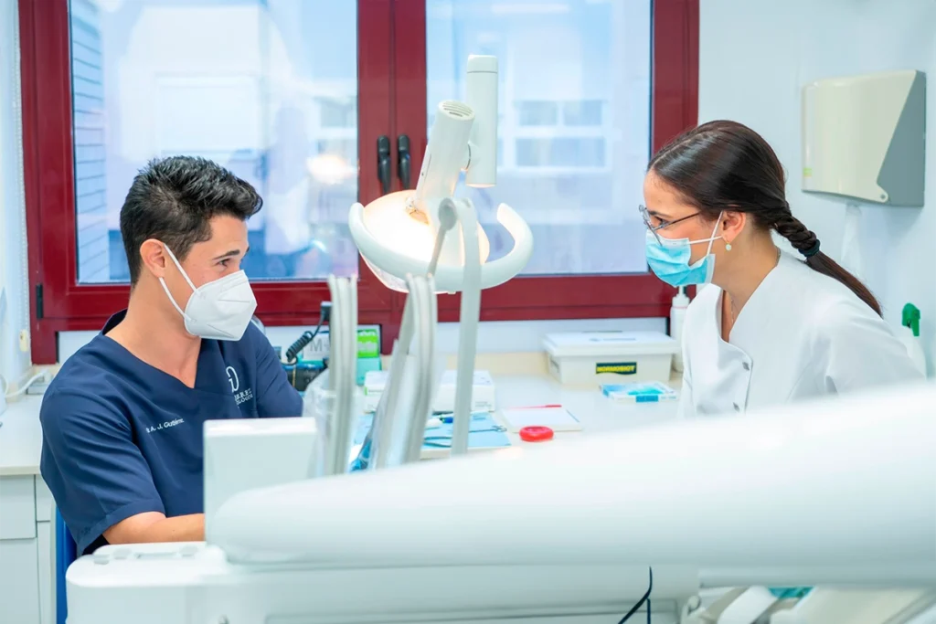 Dentistas en Almería conversan sobre el plan de ortodoncia en la clínica dental Gutiérrez Odontólogos, garantizando un tratamiento cómodo y eficaz