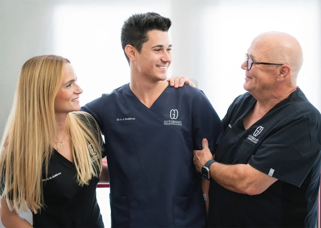 Equipo familiar de dentistas en Almería de la clínica Gutiérrez Odontólogos, comprometido con una atención personalizada y la salud dental integral
