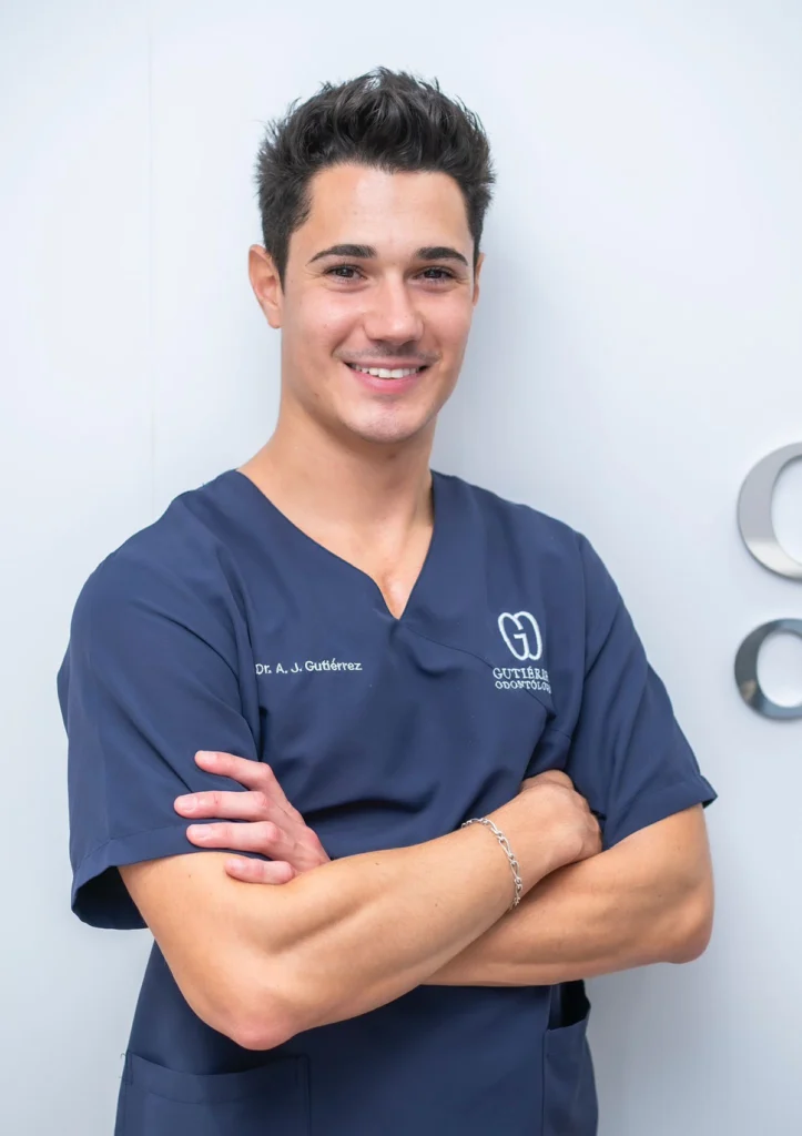 Dr. Antonio Gutiérrez López, odontólogo especializado en estética y restauradora de la clínica dental Gutiérrez Odontólogos en Almería, posando con uniforme clínico