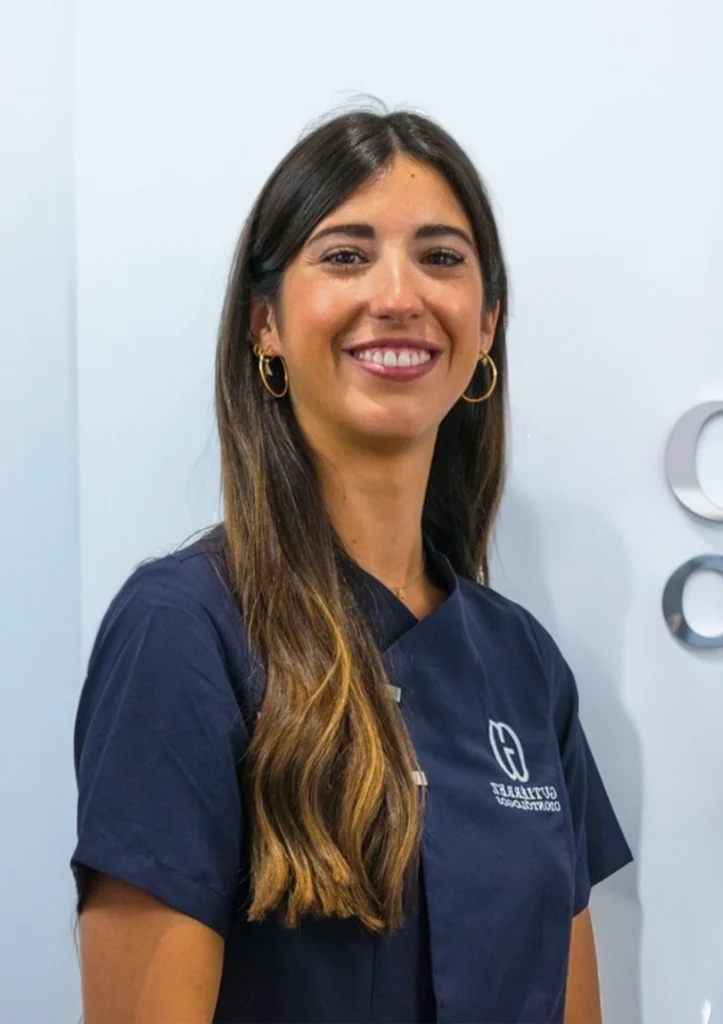 Dra. Ana Ojeda, ortodoncista y odontopediatra en Almería, especialista en ortodoncia clínica y ortopedia de los maxilares en la clínica Gutiérrez Odontólogos
