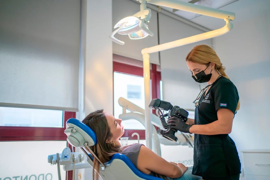 Dentista en Almería fotografía a una paciente antes de un tratamiento de medicina estética facial en la clínica Gutiérrez Odontólogos
