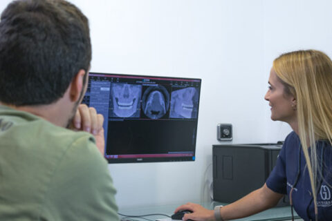 Dentista en Almería especializada en periodoncia muestra a un paciente la planificación digital de su tratamiento en la clínica dental Gutiérrez Odontólogos