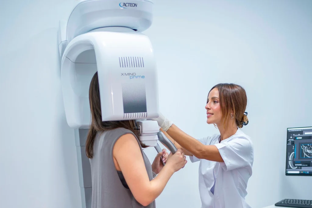 Dentista en Almería realiza radiografía panorámica 3D con X-Mind Prime para planificar implantes en la clínica dental Gutiérrez Odontólogos