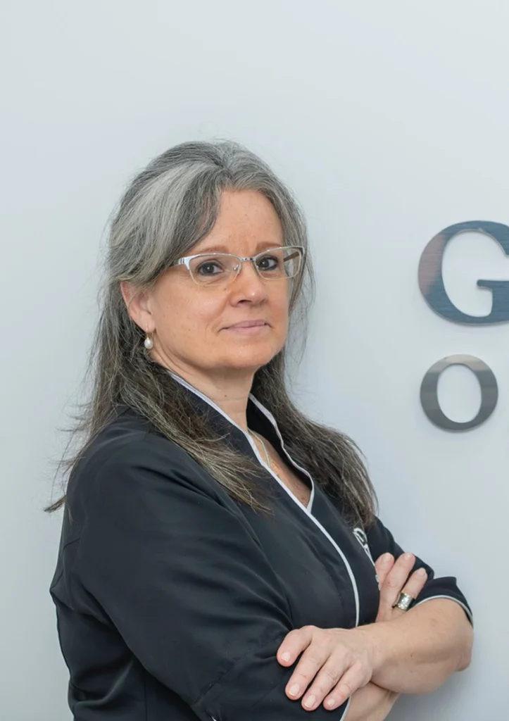 Rosario López Pérez, responsable de administración y recepción de pacientes en la clínica dental Gutiérrez Odontólogos de Almería, posando con uniforme
