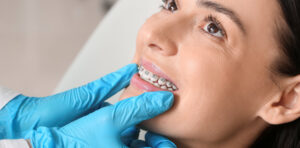 image 58 - Gutiérrez Odontólogos es tu clínica dental en Almería, Av. Ntra. Señora de Montserrat 20, con más de 30 años cuidando la salud bucodental local. El Dr. Antonio Gutiérrez y su equipo familiar combinan experiencia y formación continua para ofrecer implantes dentales, periodoncia, ortodoncia, estética dental y medicina estética facial en un entorno seguro y digital. Empleamos radiodiagnóstico 3D, técnicas sin dolor y materiales certificados, diseñando planes personalizados que mejoran función y estética. Rigor, innovación y trato cercano nos convierten en referencia para sonrisas sanas y duraderas en Almería y alrededores. image 58